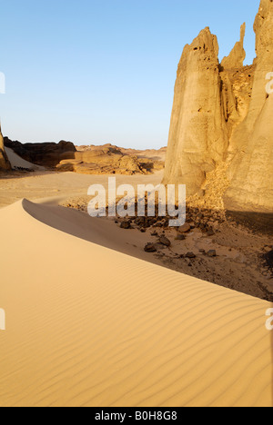 Ha eroso le formazioni rocciose che si innalzano al di fuori dell dune di sabbia del deserto, ondulazioni in Tin Akachaker, Tassili du Hoggar, Wilaya Tamanrasset, Sahara Foto Stock