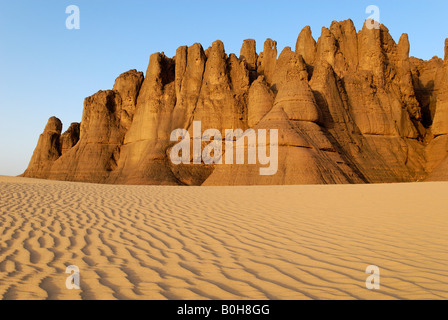 Ha eroso le formazioni rocciose che si innalzano al di fuori dell dune di sabbia del deserto, ondulazioni in Tin Akachaker, Tassili du Hoggar, Wilaya Tamanrasset, Sahara Foto Stock