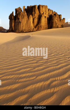 Ha eroso le formazioni rocciose che si innalzano al di fuori dell dune di sabbia del deserto, ondulazioni in Tin Akachaker, Tassili du Hoggar, Wilaya Tamanrasset, Sahara Foto Stock