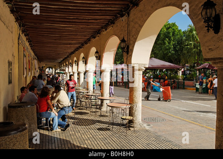 Passaggio arcuato e cafè sul marciapiede nel centro storico di Merida, Messico Foto Stock