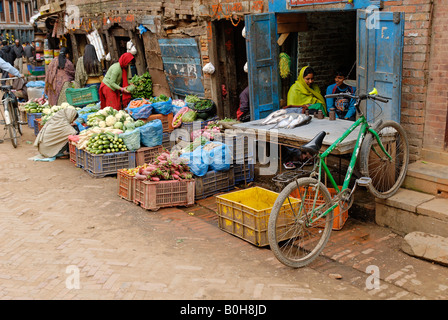 La gente del luogo di acquisto e di vendita del pesce e verdura del mercato nella città vecchia di Bhaktapur, Sito Patrimonio Mondiale dell'UNESCO, Kathmandu Foto Stock