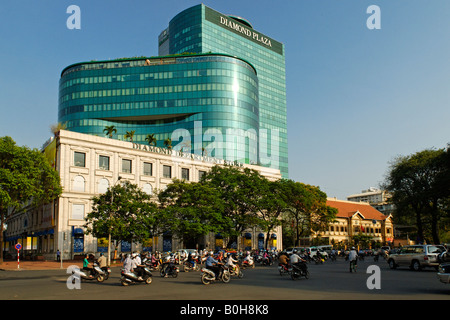 Vecchi e nuovi edifici a Ho Chi Minh City, a Saigon, Vietnam, sud-est asiatico Foto Stock