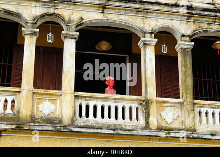 Ho Chi Minh busto, facciata in stile coloniale, Hoi An, Sito Patrimonio Mondiale dell'Unesco, il Vietnam del Sud-est asiatico Foto Stock