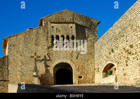 Gate, quattordicesimo secolo le mura della città, Banon, Provenza, Francia Foto Stock