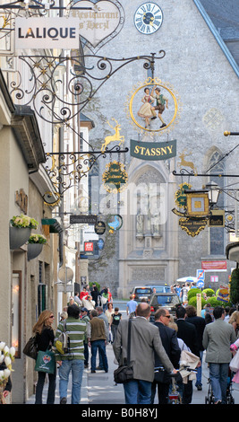 Ferro medievale guild o segni di artigianato appesa sopra i negozi in Getreidegasse, Salisburgo, Austria, Europa Foto Stock