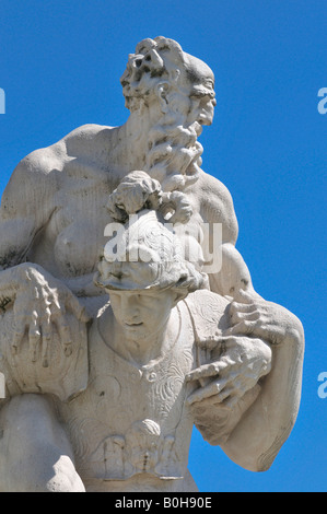 La scultura, Anchise il salvataggio di suo padre Enea, dalla combustione Troy, da Ottavio Mosto, Mirabellgarten o giardini Mirabell, S Foto Stock