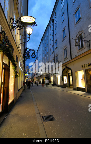 Getreidegasse Vicolo di sera, Salisburgo, Oesterreich, Europa Foto Stock