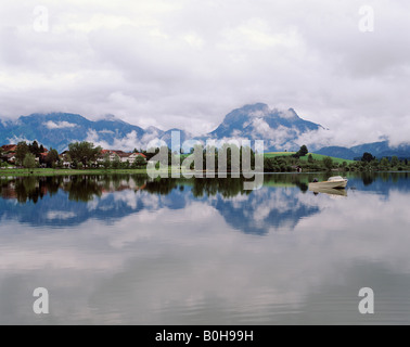 Il lago Weissensee, vista panoramica delle Alpi, Allgaeu, Baviera, Germania Foto Stock