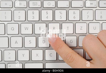 Apple Mac Book Pro Keyboard, laptop, puntare il dito in corrispondenza del simbolo dell'Euro Foto Stock