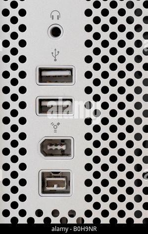 Apple Mac Pro, vista frontale, connettività superiore del pannello di fondo: jack della cuffia auricolare, due porte USB, FW 400, FW 800 Foto Stock