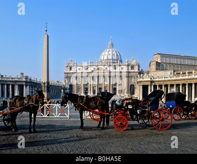 Cavallo e buggy davanti alla Basilica di San Pietro, facciata principale, Città del Vaticano, Roma, Italia Foto Stock