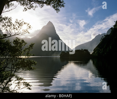 Mitre Peak, Milford Sound, fjord area, il Parco Nazionale di South Island, in Nuova Zelanda Foto Stock