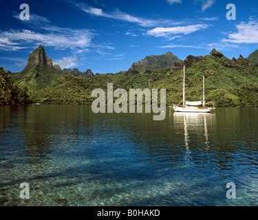 Barca a vela, cuoco o Paopao Bay, Mt. Rotui e Mt. Mouaroa, Moorea, Isole della Società, Polinesia francese, South Pacific Oceania Foto Stock