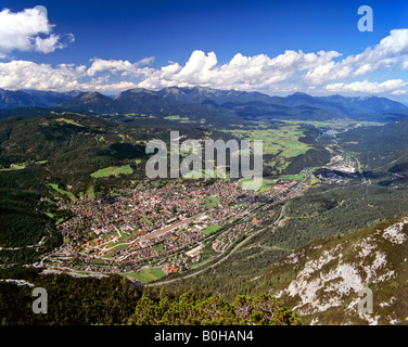 Mittenwald, Vista panoramica, vista dalla gamma di Karwendel, Alta Baviera, Baviera, Germania Foto Stock