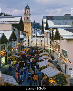 Il mercatino di Natale a Mittenwald, Pfarrkirche, San Pietro e Paolo Chiesa Parrocchiale, Alta Baviera, Baviera, Germania Foto Stock