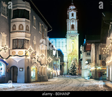 Pfarrkirche Mittenwald, inverno, albero di natale di San Pietro e Paolo Chiesa Parrocchiale, Alta Baviera, Baviera, Germania Foto Stock