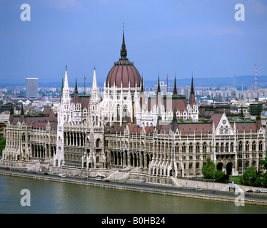 Il palazzo del parlamento lungo il Danubio, Budapest, Ungheria Foto Stock
