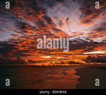 Bel tramonto su una spiaggia, Maldive, Oceano Indiano Foto Stock