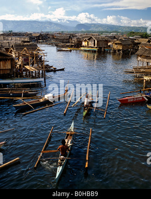 Barche da pesca, stazioni palafitticole, edificio su palafitte in acqua e di Zamboanga, sull isola di Mindanao, Filippine Foto Stock