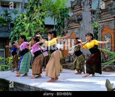 Le ragazze di eseguire una danza tradizionale, Denpasar, Bali, Indonesia Foto Stock