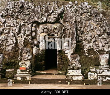 Goa Gajah elephant grotta, ingresso, tempio nella grotta nei pressi di Ubud, Bali, Indonesia Foto Stock