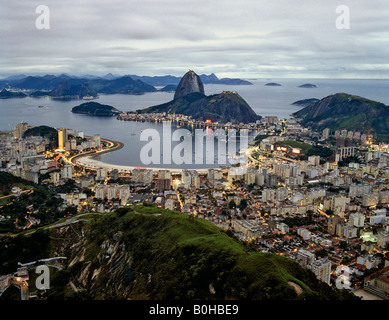 Rio de Janeiro vista da Mt. Corcovado, di Botafogo Sugarloaf, spiagge di Copacabana e Ipanema, twilight, Brasile, Sud America Foto Stock