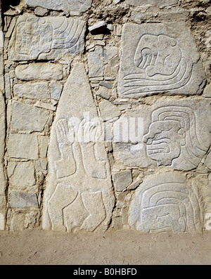 Arti scavata nella roccia, geroglifici sulla parete del tempio dell'precolombiana rovine a Sechin, Casma, Perù, Sud America Foto Stock