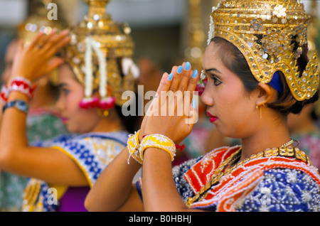 Ballerini presso il Santuario di Erawan Bangkok, Thailandia. Foto Stock