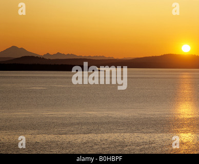 Mt. Baker, gamma a cascata, tramonto, visto dall isola di Vancouver, British Columbia, Canada Foto Stock