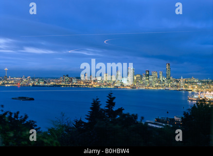 Skyline di Seattle al crepuscolo, Washington, Stati Uniti d'America Foto Stock