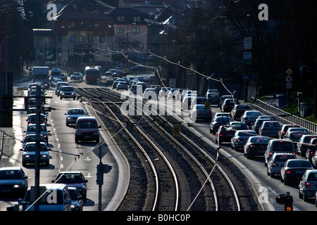 Il traffico pesante e la linea del tram a Bratislava, in Slovacchia Foto Stock