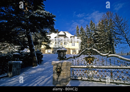 Villa di lusso con una cancellata in ferro battuto in inverno, Lago Schluchsee, Foresta Nera meridionale, Baden-Wuerttemberg, Germania, Europa Foto Stock