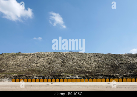 Legno di cabine sulla spiaggia di dune di sabbia, costa del Mare del Nord, Zoutelande, Walcheren, Zeeland, Paesi Bassi Foto Stock