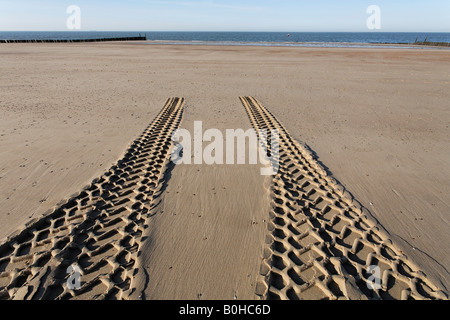 Veicolo AWD tracce di pneumatici a fermarsi nella sabbia, spiaggia sulla costa del Mare del Nord, Zoutelande, Walcheren, Zeeland, Paesi Bassi Foto Stock