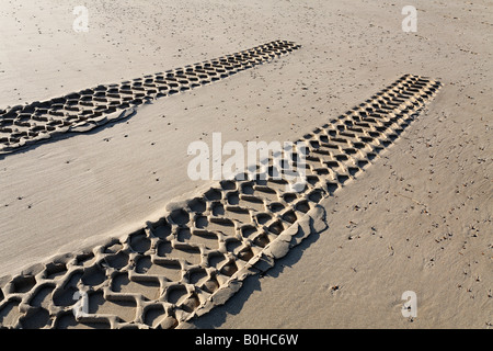 Veicolo AWD tracce di pneumatici a fermarsi nella sabbia, spiaggia sulla costa del Mare del Nord, Zoutelande, Walcheren, Zeeland, Paesi Bassi Foto Stock