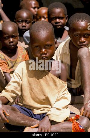I bambini in un campo di rifugiati che sono state sfollate nella guerra, Uganda. Foto Stock