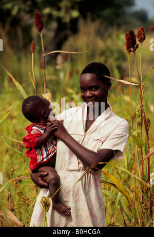 Una madre e suo figlio per la raccolta delle acque, Namiyali, Uganda. Foto Stock