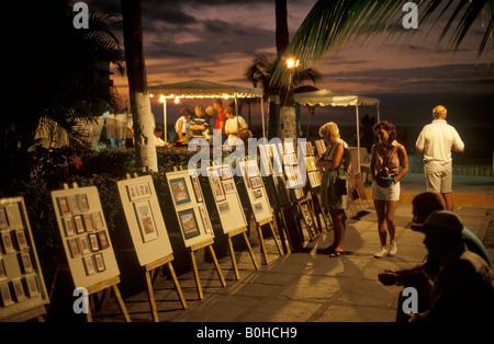 Illustrazioni per la vendita di essere ammirato dai turisti per la passeggiata sulla spiaggia al tramonto, Puerto Vallarta, Jalisco, Messico Foto Stock