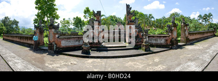 Ingresso della pura Meru tempio indù e musulmani nel tempio di Jalan Selaparang, Isola di Lombok, Lesser Sunda Islands, Indonesia Foto Stock