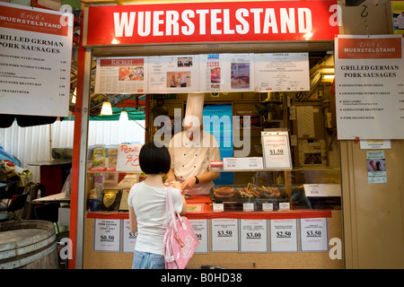 Chinatown, stand di vendita salsicce tedesche su Neil Road in Singapore, Sud-est asiatico Foto Stock