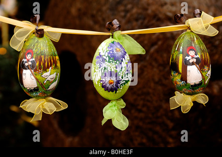 Dipinto di uova di Pasqua pendente da un nastro, Schupf, Media Franconia, Baviera, Germania, Europa Foto Stock