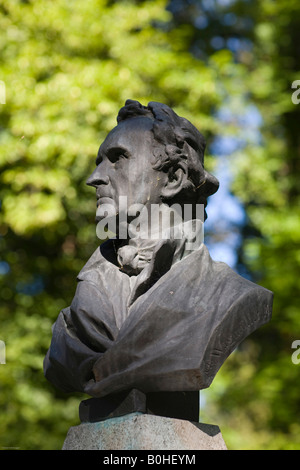 Busto di pietra sulla tomba del dottor Justus Freiherr von Liebig, 1803-1873, farmacia, Alter Suedfriedhof, vecchio cimitero di Monaco di Baviera, Bava Foto Stock