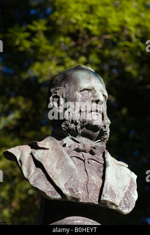 Busto di pietra sulla tomba di Arnold Ritter von Zenetti, 1824-1891, il capo di palazzo comunale officer, Alter Suedfriedhof, old ceme Foto Stock