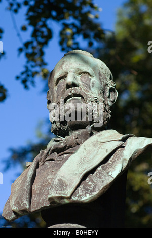 Busto di pietra sulla tomba di Arnold Ritter von Zenetti, 1824-1891, il capo di palazzo comunale officer, Alter Suedfriedhof, old ceme Foto Stock