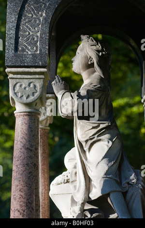 La scultura in pietra, Alter Suedfriedhof, vecchio cimitero di Monaco di Baviera, Germania Foto Stock