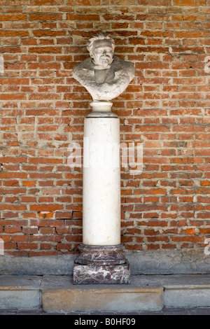 Colonna e busto di pietra sulla tomba del Dott. med. Josef Steinbacher, 1819-1869, spa medico, Alter Suedfriedhof, vecchio cimitero in Foto Stock