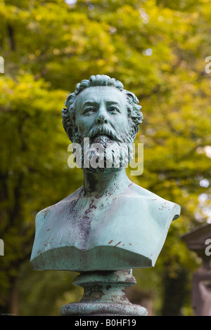 Busto di pietra sulla tomba di Georg Arthur Freiherr von Ramberg, 1819-1875, pittore storico, Alter Suedfriedhof, vecchio cimitero ho Foto Stock