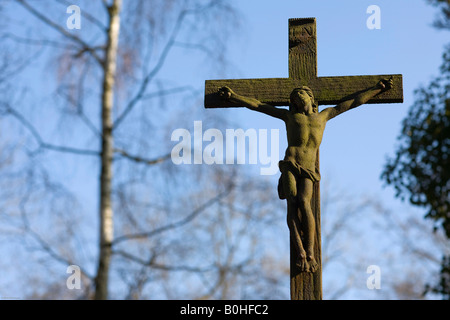 Croce, crocifisso su una lastra tombale, Alter Suedfriedhof, vecchio cimitero di Monaco di Baviera, Germania Foto Stock