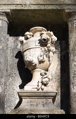 La scultura di un URN, grave, Alter Suedfriedhof, vecchio cimitero di Monaco di Baviera, Germania Foto Stock