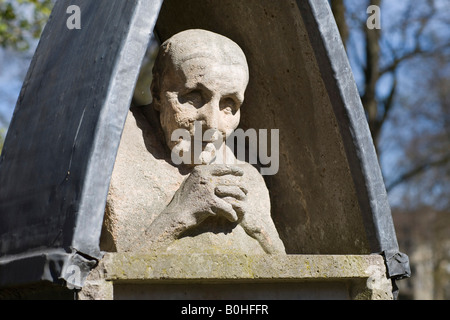 Scultura di una vecchia donna, Alter Suedfriedhof, vecchio cimitero nel sud di Monaco di Baviera, Germania Foto Stock